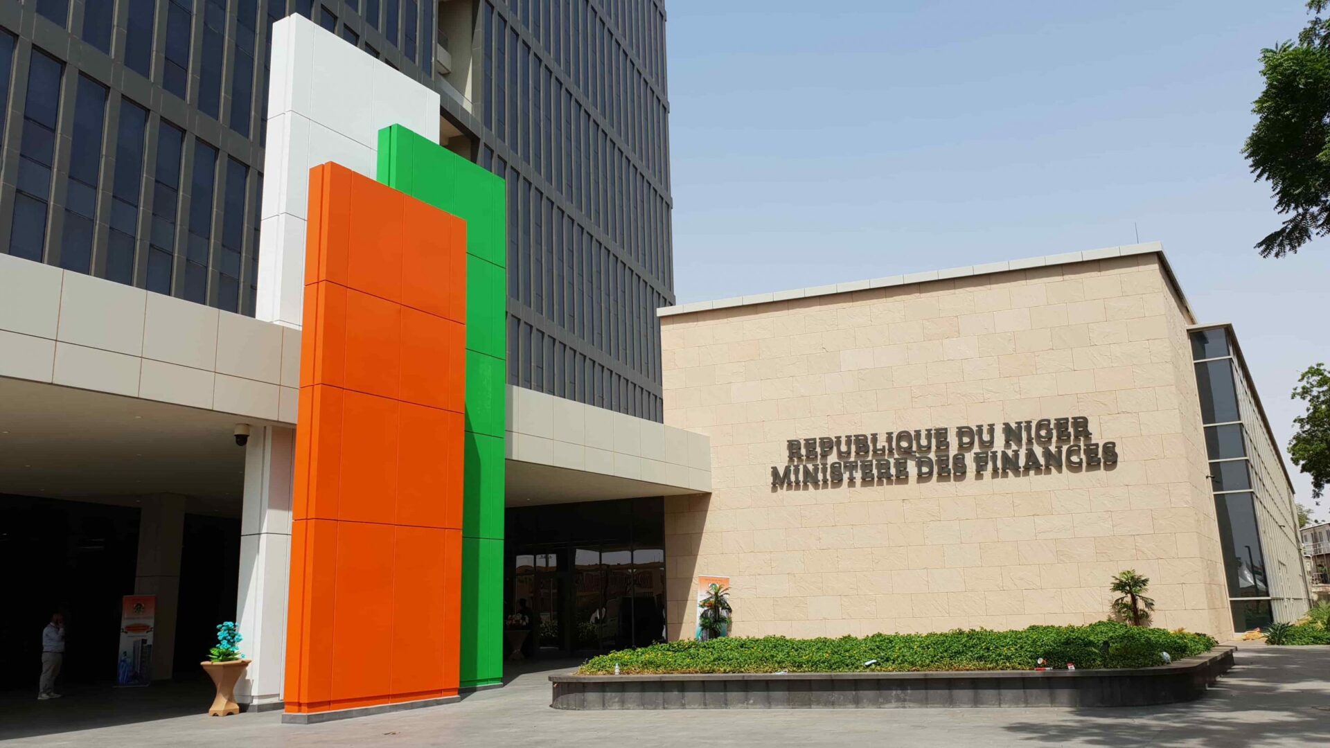 Le Gouvernement adopte le budget 2025 équilibré en ressources et en charges à 3 033,33 milliards de francs CFA, contre 2 913,06 milliards de francs CFA en 2024.