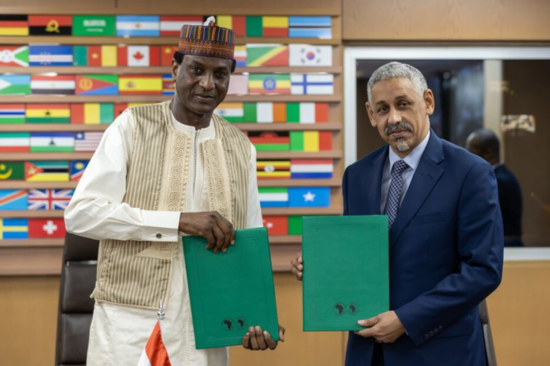 Lorem ipsum dolor sit amet, consectetur adipiscing elit. Ut nec finibus purus, dapibus facilisis neque. Pellentesque commodo ligula ac ipsum volutpat pulvinar. Praesent mollis nulla sit amet lectus malesuada rutrum. Aenean dolor tortor, ultricies id enim 